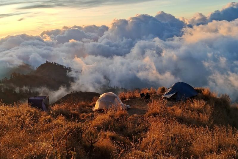 Mount Rinjani crater rim campsite above clouds during 3D2N summit trekking via Sembalun Lombok