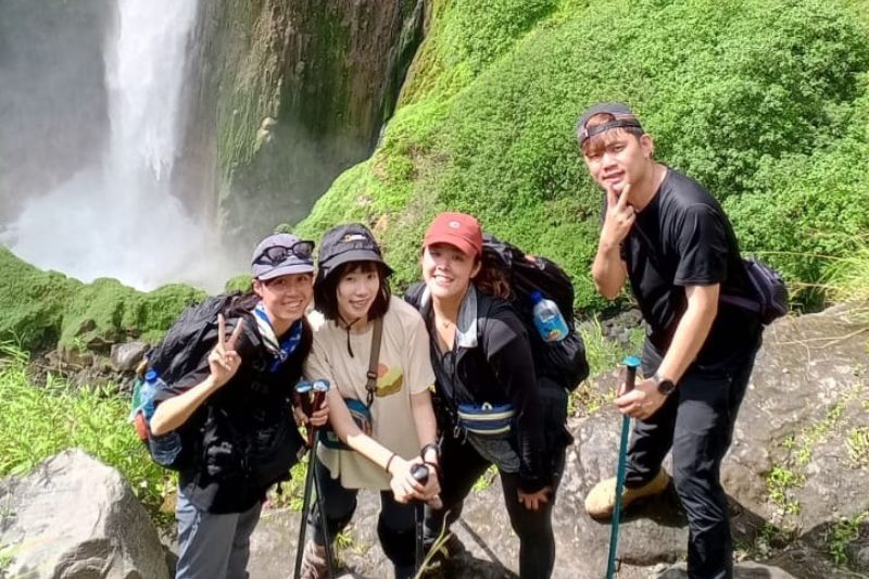 trekkers at Sendanggile waterfall during Mount Rinjani trekking 4 days 3 nights Lombok