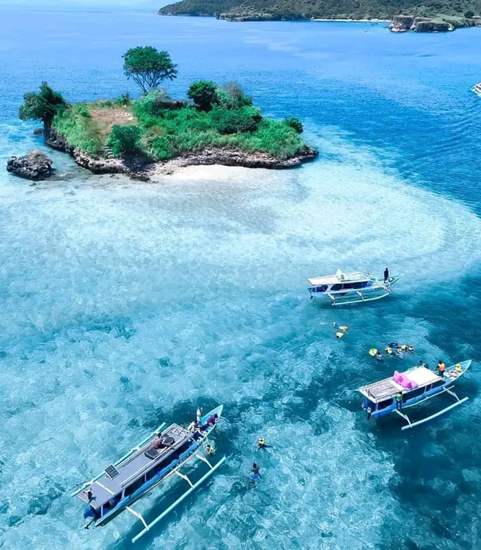 Gili Islands snorkeling trip with boats and clear turquoise water Lombok combined Rinjani trekking tour