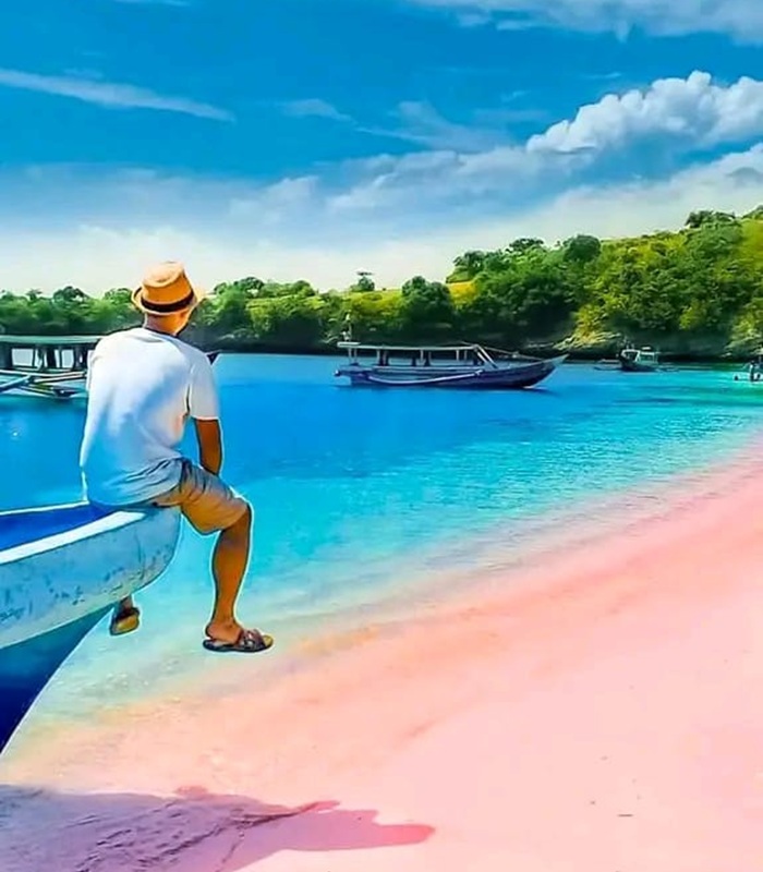 Pink Beach Lombok with turquoise water and boats during Rinjani trekking combined tour