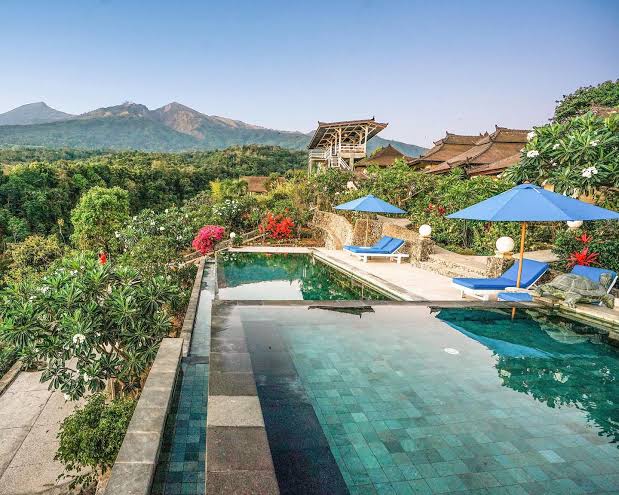 romantic pool view with Mount Rinjani landscape at luxury lodge in Senaru Lombok honeymoon trip